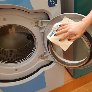 Tvättmaskin torkas av med disktrasa