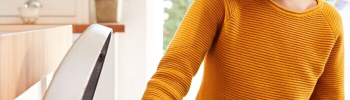 En pojke sorterar sopor och lägger en plåtburk i en soptunna